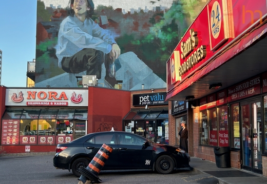 Nora in schwarz Toronto CA 2024